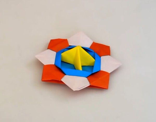 Video tutorial on how to fold an origami toy origami top