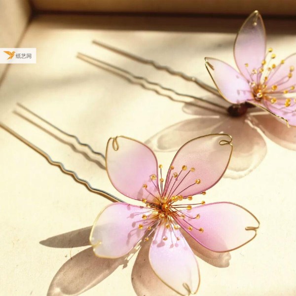 A piece of iron wire and a small box of flower-making liquid can make crystal clear flowers.