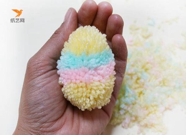 Tutorial on how to make fluffy Easter eggs with yarn balls