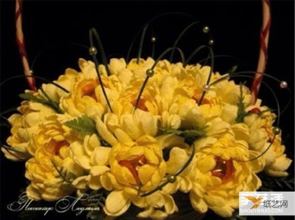 Illustrated tutorial on how to make yellow chrysanthemums using crepe paper