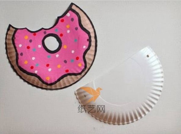 Use disposable dinner plates to make two-dimensional paper art decorations