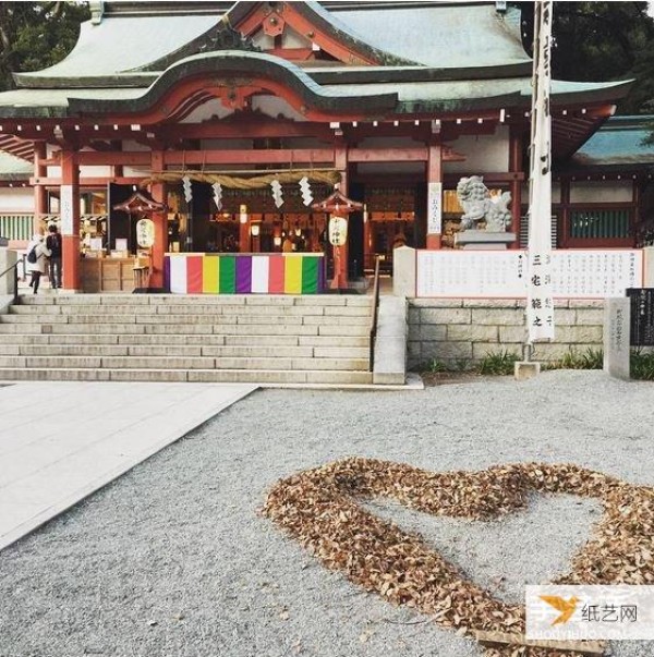 Sweeping the floor can also become very poetic, with more romantic autumn leaves!