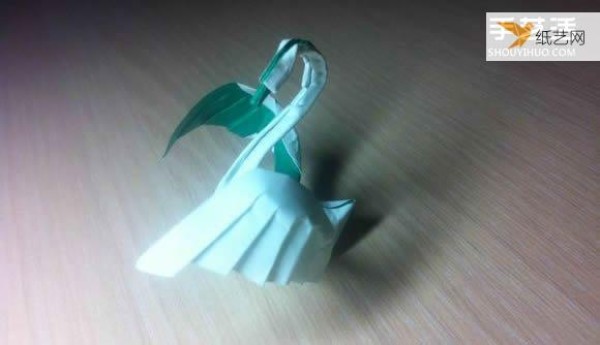 A very elegant paper white swan folding step-by-step illustrated tutorial