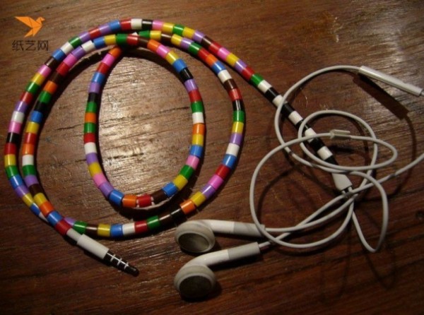 Pinpin Doudou’s amazing tutorial on decorating headphone cables