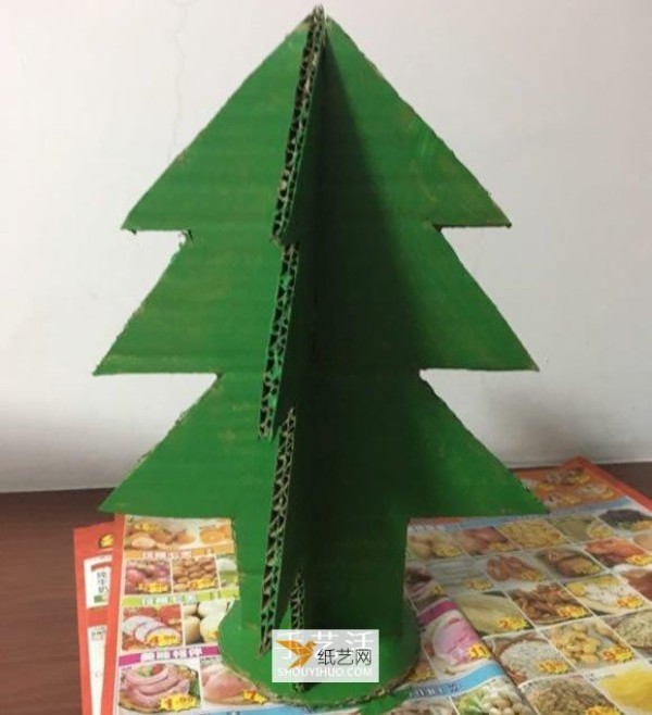 How to make your own big Christmas tree using corrugated paper