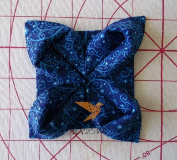 Origami-like fabric flower gift decoration tutorial