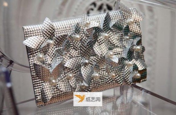 Illustration of how to make a beautiful clutch bag by hand using aluminum foil moisture-proof pad