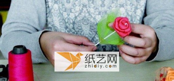 Exquisite Colored Plastic Sponge DIY Rose Valentine’s Day Gift Tutorial