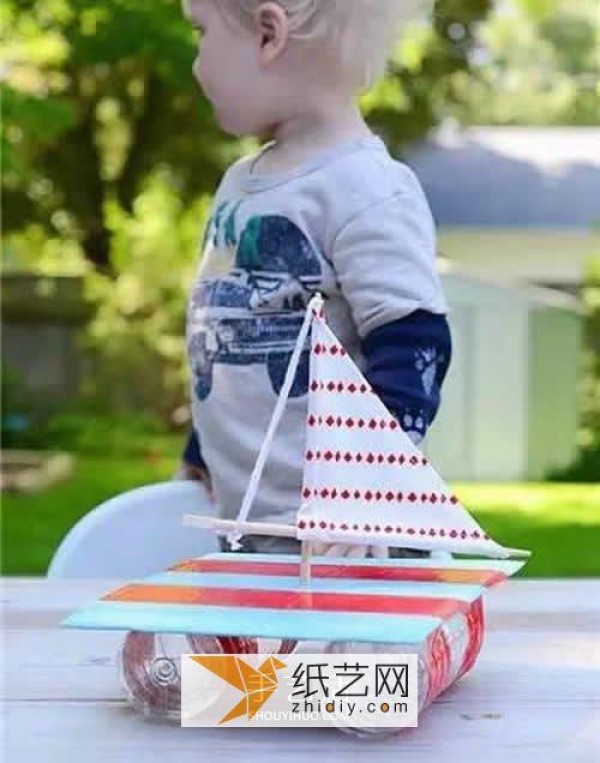 Tutorial on turning mineral water bottles into treasure DIY small sailboat toy