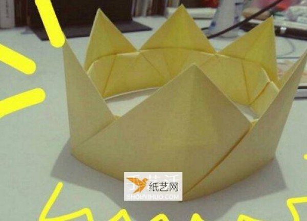 Simple folding method of paper childrens crown