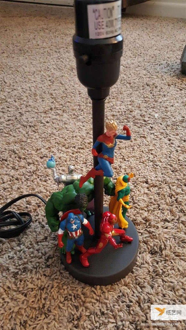 Use superhero dolls to create a personalized golden and domineering superhero desk lamp