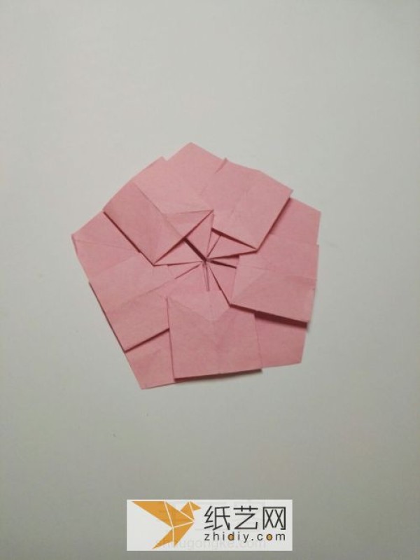 Tutorial on making origami cherry blossoms suitable for Christmas decoration