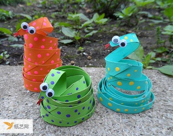 A hand-making tutorial for kindergarten children to use paper tubes to make cute little snakes