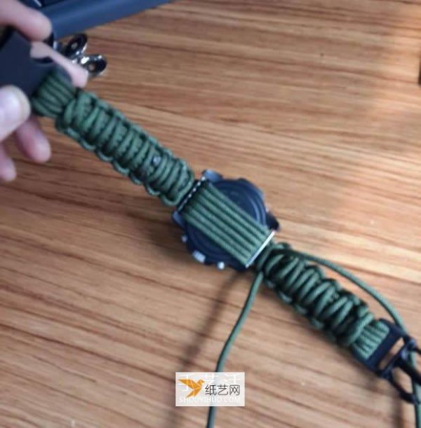 The handmade process of using paracord to weave watch straps