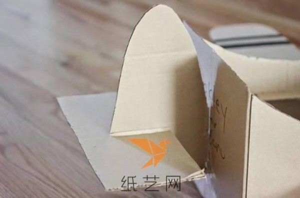 Use old cardboard waste to make a small airplane as a Children’s Day gift