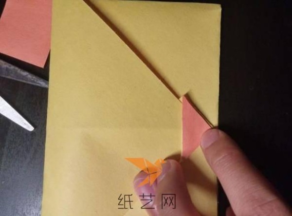 Illustrated tutorial on how to make cute cartoon chicken origami envelopes for children.