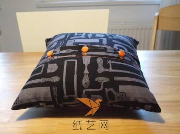 Tutorial on using old clothes to make beautiful pillowcases