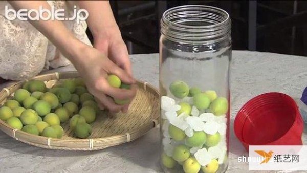 Tutorial on how to make your own refreshing plum drink, personalized plum juice