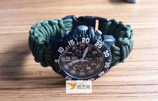 The handmade process of using paracord to weave watch straps