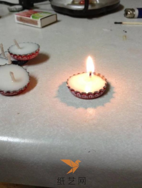 Turn waste bottle caps into treasures and make small candles to create a romantic atmosphere on Valentine’s Day