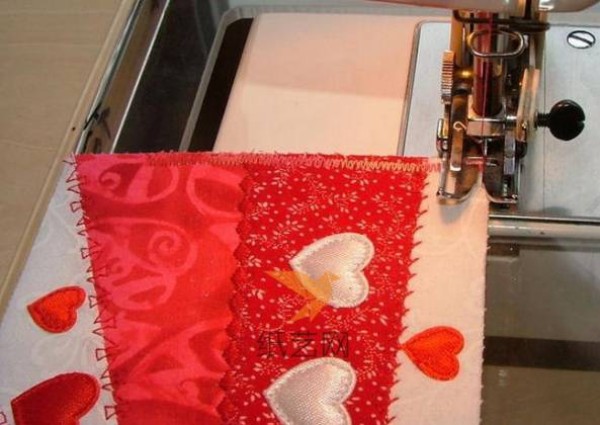 Tutorial on making sweet Valentine’s Day fabric postcards