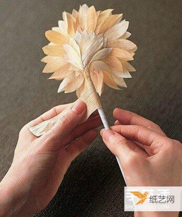 Tutorial on how to use corn leaves to make personalized artificial flowers