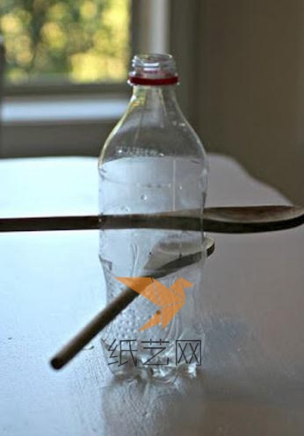 Tutorial on making an automatic bird feeder from waste beverage bottles