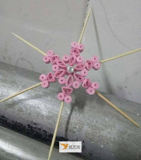 Make beautiful little flower umbrellas out of rolled paper