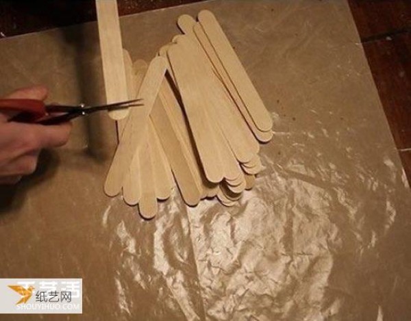 Tutorial on how to make simple personalized decorative paintings using ice cream sticks