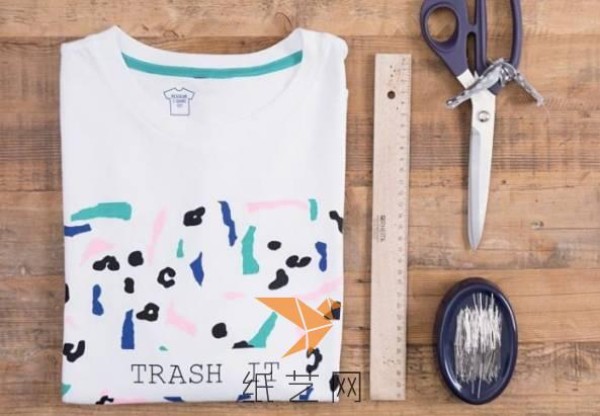 Tutorial on transforming old T-shirts into eco-friendly shopping bags