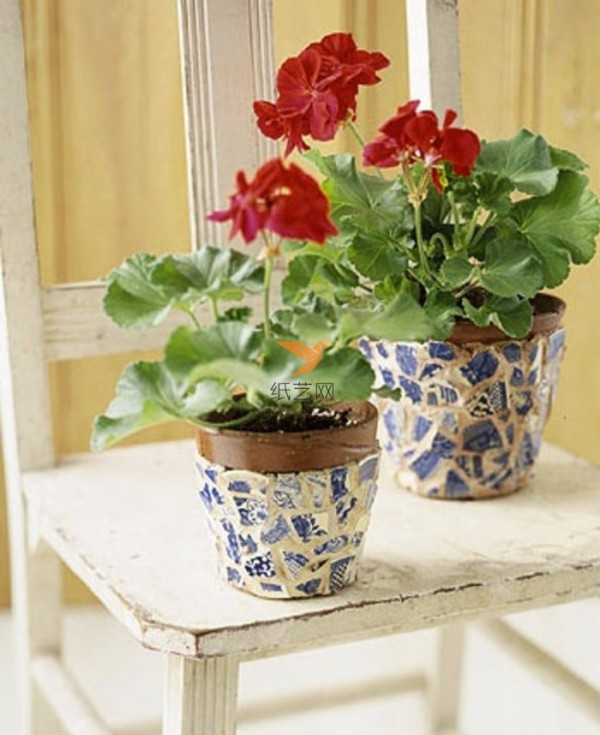 Creative DIY of turning waste blue and white porcelain fragments into decorative flower pots