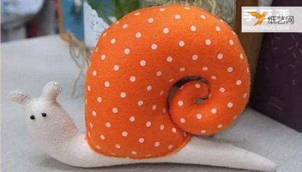 Tutorial on hand-making personalized snail pillow toys using non-woven fabrics