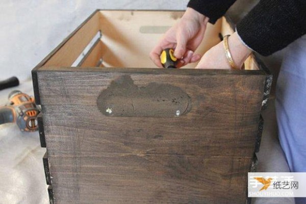 Illustrated tutorial on how to make your own crate storage cabinet