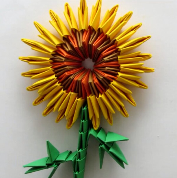 Tutorial on how to make modular origami sunflowers by hand