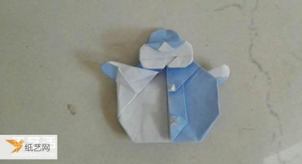 Illustrated tutorial showing how to fold a paper snowman by hand