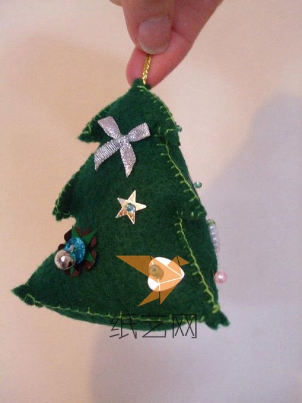 Tutorial on how to make cute non-woven Christmas tree hanging ornaments