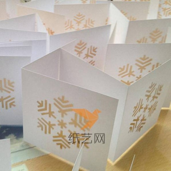 Simple DIY tutorial for making paper-cut snowflake pattern Christmas greeting cards in batches