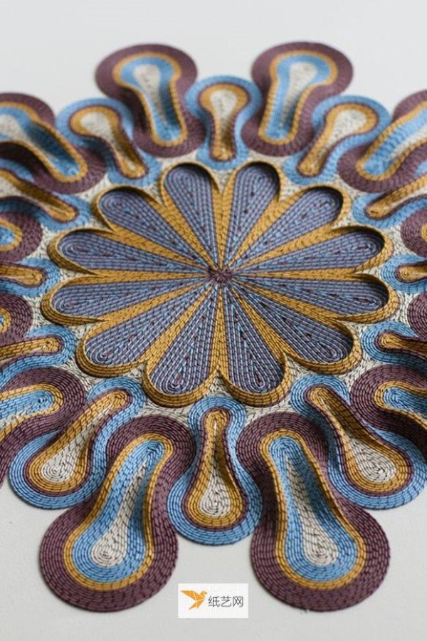 Meditate together while looking at the interlaced geometric paper works