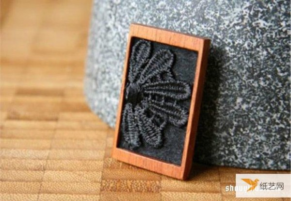 Characteristic embroidery trinkets that combine hand embroidery with small wooden blocks