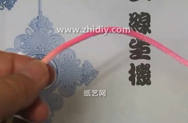 Tutorial on Chinese Knot Weaving Techniques with Four Strands and Five Flowers