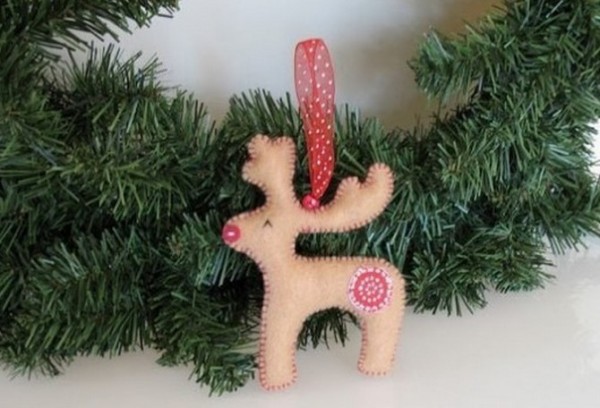 Use non-woven fabric to make small Christmas reindeer Christmas tree decorations