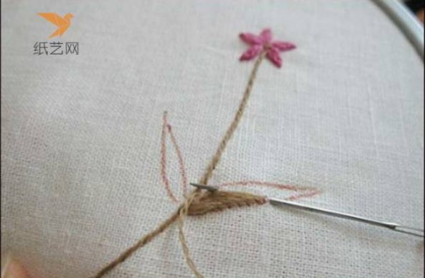 Embroidery tutorial teaches you how to make simple embroidery flowers