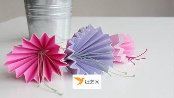 Let’s talk about how to make simple and beautiful paper flowers