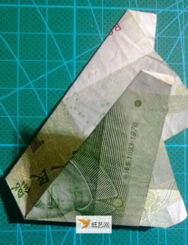 Illustration of how to fold a hexagonal badge using one-yuan banknotes