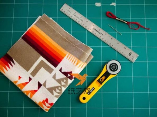 Teach you step by step how to make a simple IPHONE mobile phone case with non-woven fabrics