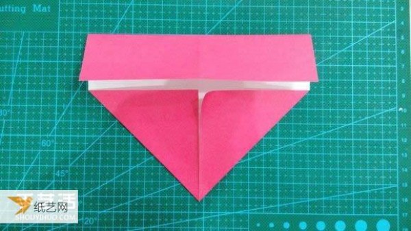 Hand-folded Valentines Day LOVE heart-shaped origami illustration tutorial