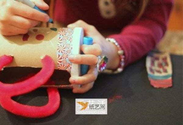 Kindergarten children make toy bags using waste paper boxes