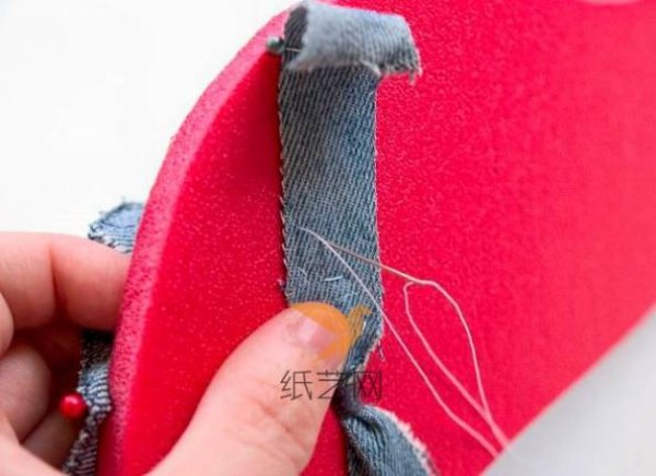 DIY tutorial on transforming old clothes into old jeans and using waste materials to make flip-flops