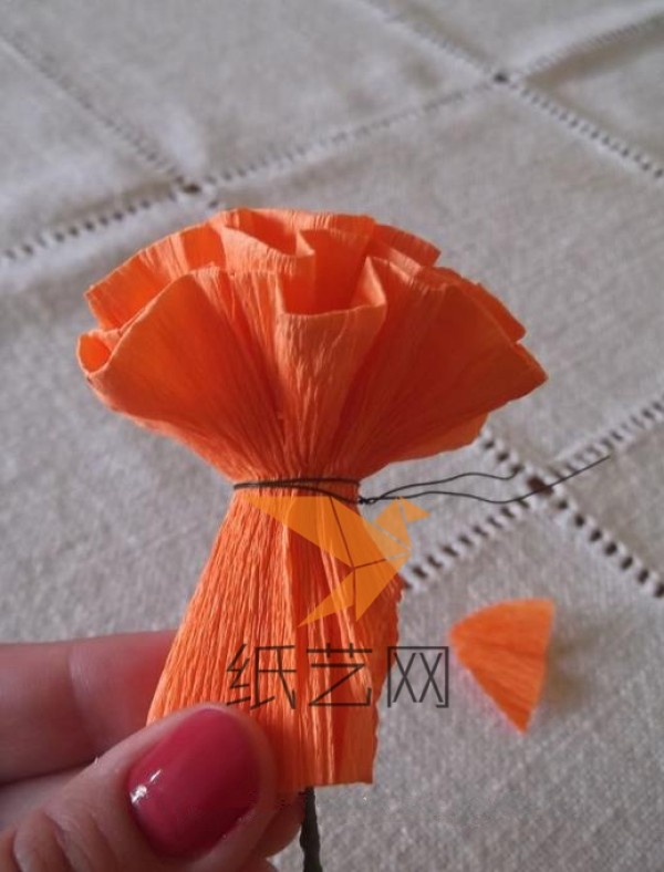 Tutorial on how to make beautiful crepe paper artificial flowers, paper art flowers, artificial carnations and Mother’s Day gifts.