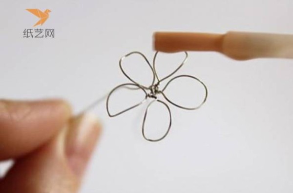 Tutorial on turning waste into treasure: a beautiful wreath made from leftover nail polish and wire